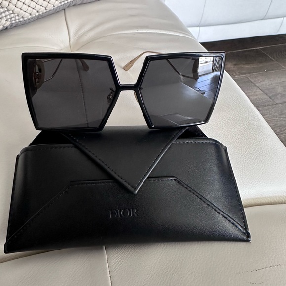 Dior Montaigne sunglasses barely use one scratch that cannot be seen. - Picture 3 of 3